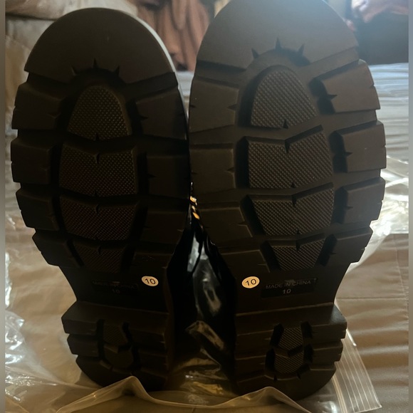 Women’s Chelsea style gold chain boots - Picture 6 of 10